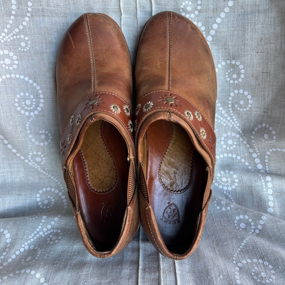 Ariat women’s Westlake stitched flower barn clogs, slip on shoes. Size 7.5 B